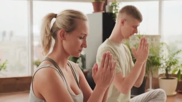 Середня Крупним Планом Молода Розслаблена Пара Практикує Йогу Роблячи Молитву — стокове відео