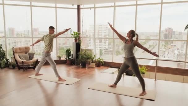 Colpo Pieno Giovane Coppia Avendo Formazione Yoga Coppia Facendo Esercizi — Video Stock