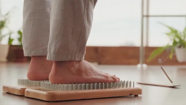 Tiro Sección Baja Hombre Irreconocible Tablero Clavos Gravedad Meditando Con — Vídeo de stock