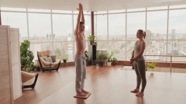 Colpo Pieno Giovane Istruttrice Yoga Femminile Guardando Sottile Uomo Caucasico — Video Stock