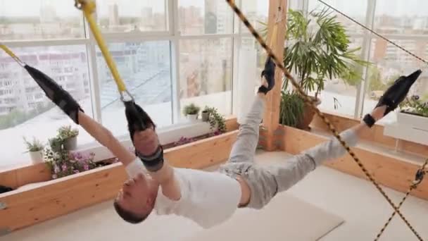 Vollständige Aufnahme Eines Mannes Der Seilen Verbindungselementen Liegender Position Befestigt — Stockvideo