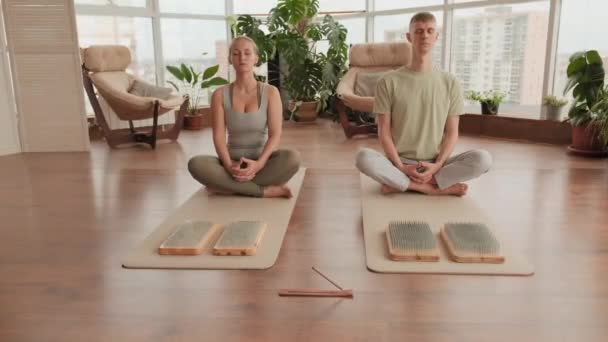 Foto Frontal Completa Jovem Casal Sentado Pose Lótus Meditando Com — Vídeo de Stock