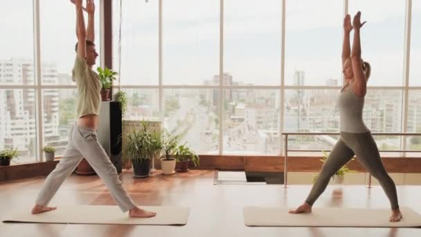 Volledig Schot Van Kaukasisch Paar Staande Yoga Matten Leunende Torso — Stockvideo