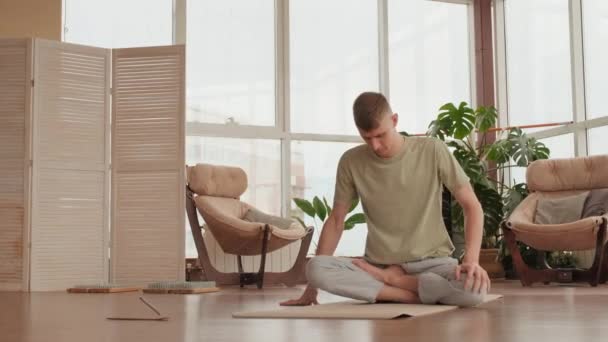 Kompletní Záběr Muže Sedícího Podlaze Plného Lotosu Pózuje Před Meditací — Stock video