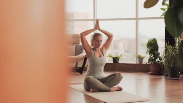 Tiro Completo Jovem Caucasiana Pose Lótus Meditando Sozinho Relaxante Com — Vídeo de Stock