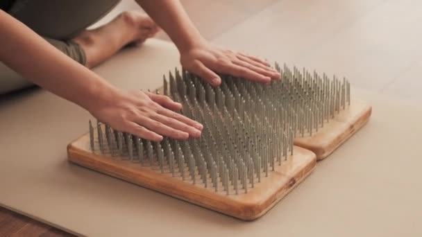 Inclinando Close Mãos Femininas Tocando Sadhu Ioga Bordo Para Curar — Vídeo de Stock