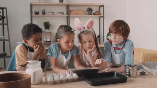 Peito Quatro Crianças Diversas Escola Aventais Inclinados Sobre Mesa Cozinha — Vídeo de Stock