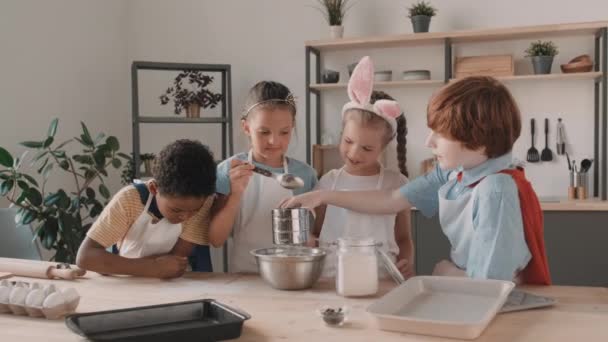 Hrudník Čtyři Různé Školní Děti Bílých Zástěrách Stojící Stolu Kuchyni — Stock video