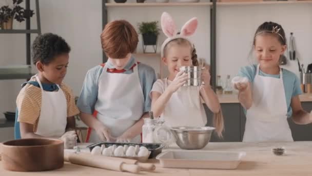 Rozmanité Školní Děti Baví Dělají Nepořádek Kuchyni Stojí Stolu Míchaný — Stock video