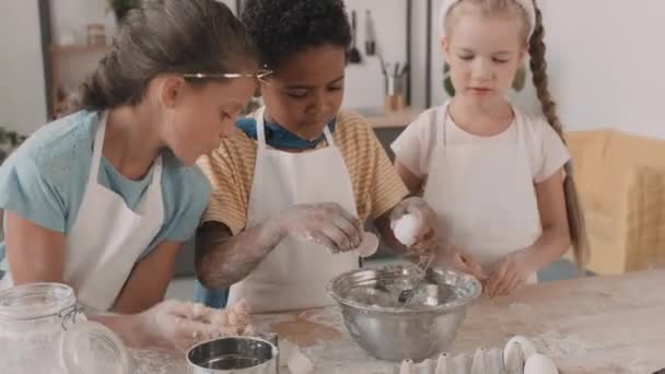 Midjan Upp Afrikanska Skolpojke Bryta Ägg Göra Deg Metallisk Skål — Stockvideo