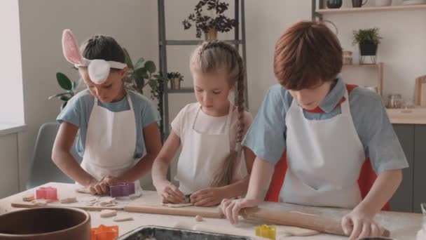 Cintura Menino Ruivo Rolando Massa Com Rolo Madeira Mesa Meninas — Vídeo de Stock