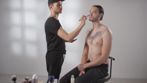 Slowmo Tilt Make Artist Professionale Maschile Con Pennello Applicazione Idratante — Video Stock