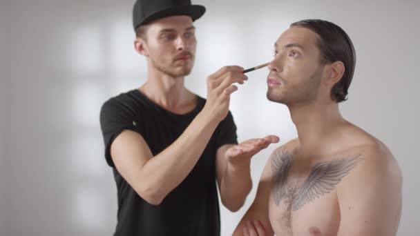 Tiro Medio Maquillador Masculino Profesional Usando Cepillo Aplicando Producto Cosmético — Vídeos de Stock