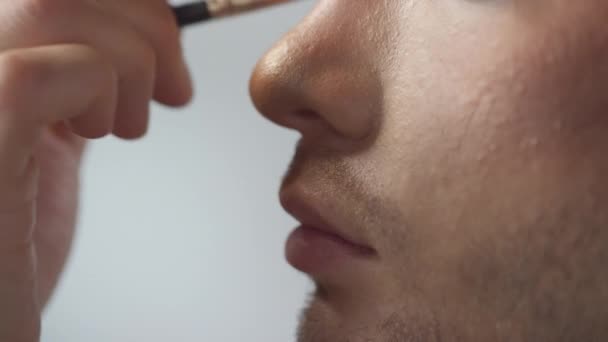 Extreme Close Met Kanteling Van Onherkenbare Mua Blending Zwarte Oogschaduw — Stockvideo