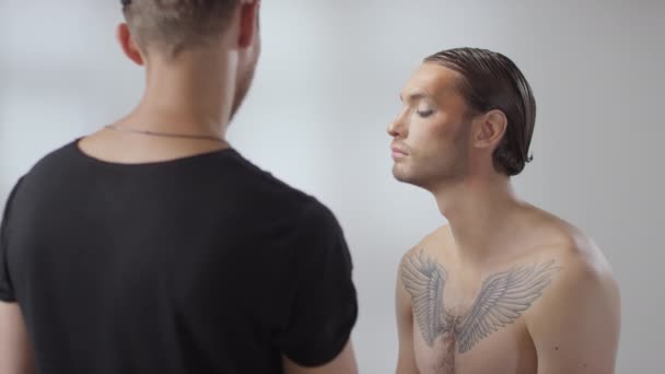 Tiro Medio Mua Masculino Usando Cepillo Aplicando Sombra Ojos Tapa — Vídeo de stock