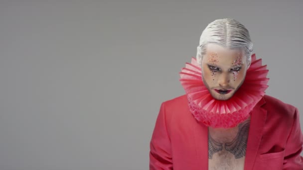Zdjęcie Portretowe Mężczyzny Makijażem Teatralnym Wyszczuplonymi Białymi Włosami Czerwonym Rufą — Wideo stockowe