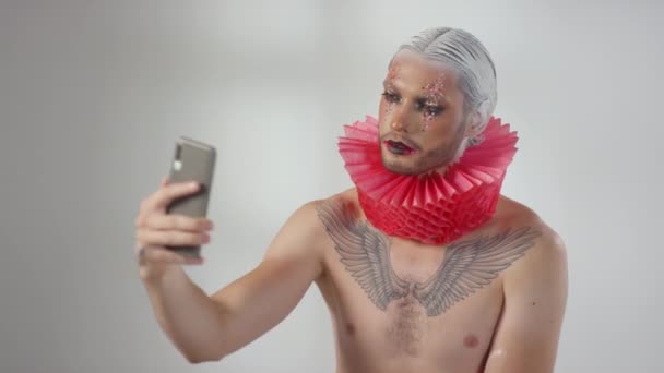 셔츠를 남자의 미디엄 주름이나 반짝거리는 머리를 핸드폰으로 사진찍는 — 비디오