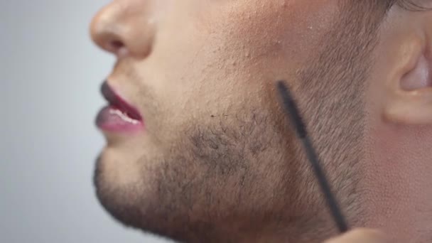 Extrême Gros Plan Barbe Teinture Modèle Masculin Avec Mascara Noir — Video