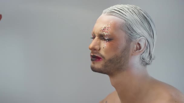 Erkek Modelin Saçını Boyamak Için Beyaz Sprey Kullanan Tanınmayan Birinin — Stok video