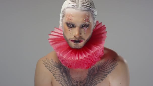 Portrait Shot Handsome Bearded Man Theatrical Make Glitter Red Ruff — Stock Video