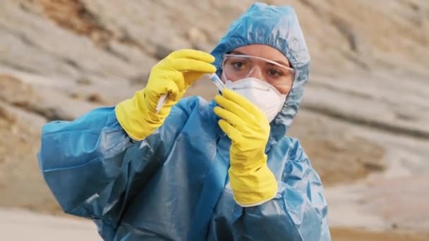 Närbild Två Miljöspecialister Täckta Skyddskläder Med Andningsmasker Som Samlar Material — Stockvideo