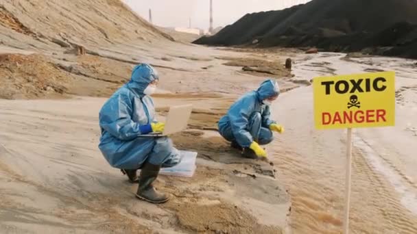 Fotografía Completa Experto Ecología Recogiendo Material Para Control Calidad Las — Vídeos de Stock