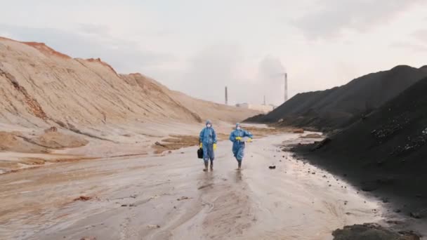 Foto Completa Par Ecologistas Trajes Protección Caminando Largo Zona Contaminada — Vídeos de Stock