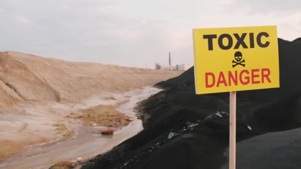 Schwenkübersicht Eines Gelben Warnschildes Einer Der Gefährlichsten Und Verschmutztesten Industriestädte — Stockvideo