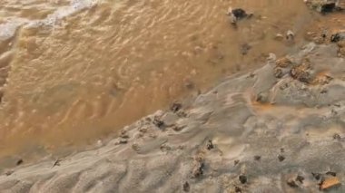 Zehirli atıklardan kirlenmiş çamurlu kahverengi suyun ve endüstriyel faaliyetlerden kaynaklanan gaz emisyonlarının üst görüntüsü.