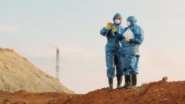 Kostümlü ve maskeli ekologlar tehlikeli ekoloji ile izole edilmiş turuncu toprakları tartışıyor.