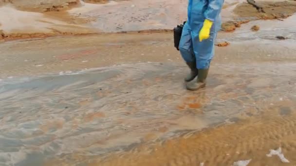 Captura Seguimiento Investigador Ecológico Caminando Por Zona Fangosa Ciudad Contaminada — Vídeos de Stock