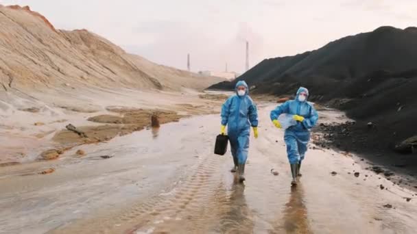 两名女性生态学专家 带着检测工业城市沿着泥泞郊区行走时的空气 水和核污染的设备 拍摄完整照片 — 图库视频影像