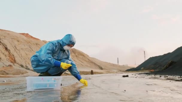Volledig Shot Van Vrouwelijke Ecologie Expert Beschermende Pak Kraken Krijgen — Stockvideo