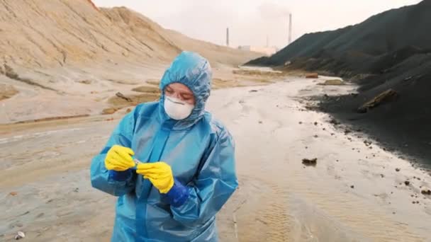 Medium Porträtt Kvinna Täckt Blå Skyddsdräkt Bär Glasögon Respiratoriska Mas — Stockvideo