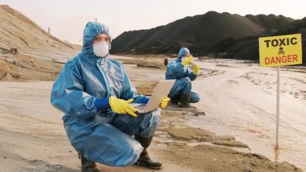 Retrato Completo Dois Ecologistas Uniforme Proteção Fazendo Teste Controle Qualidade — Vídeo de Stock