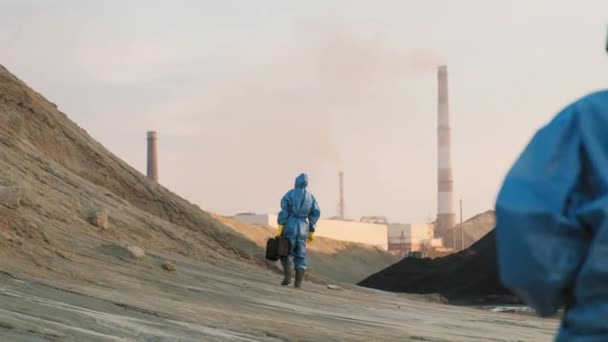 Imágenes Retrospectivas Completas Especialistas Ambientales Ropa Protectora Que Recorren Paisajes — Vídeos de Stock