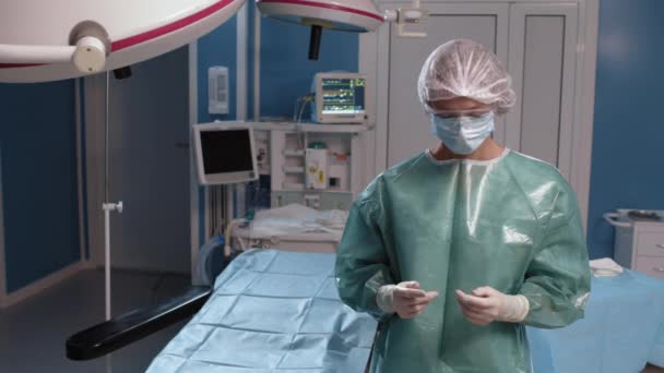 Retrato Medio Una Cirujana Con Uniforme Estéril Pie Quirófano Mirando — Vídeo de stock