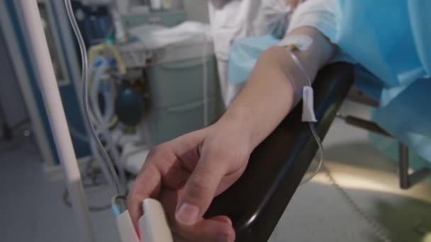 Κοντινό Πλάνο Του Αγνώριστου Ασθενή Χέρι Στάγδην Που Βρίσκεται Στο — Αρχείο Βίντεο