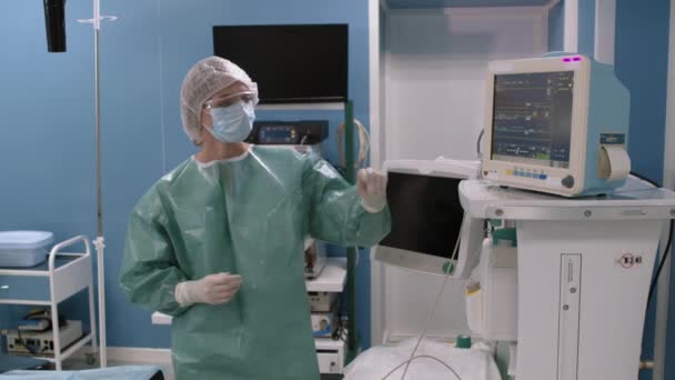 Średnie Ujęcie Chirurga Żeńskiego Sterylnej Odzieży Wyświetlaczu Chirurgicznym Monitorowania Pacjenta — Wideo stockowe