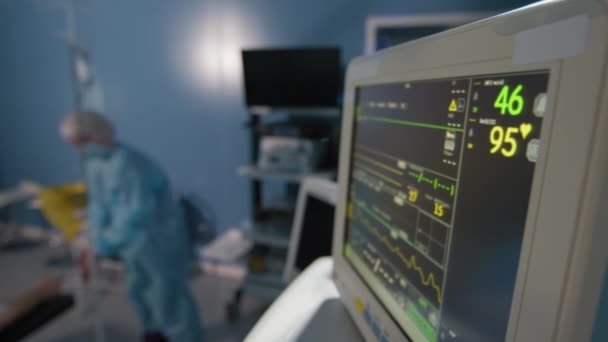 Zbliżenie Wyświetlacza Chirurgicznego Pokazującego Wskaźniki Czynności Życiowych Pacjenta Chirurga Sterylnym — Wideo stockowe