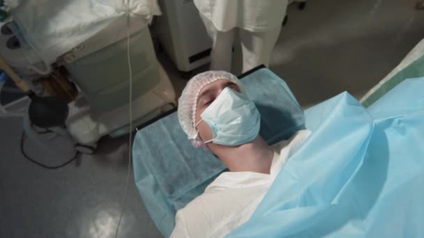 Från Ovan Medium Närbild Patienten Mask Ligger Operationsbordet Narkos Drift — Stockvideo