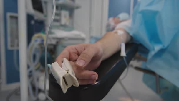 Felismerhetetlen Beteg Kéz Közelsége Csepegtetéssel Akaratlan Mozdulatokkal Sikeres Műtét Jeleként — Stock videók