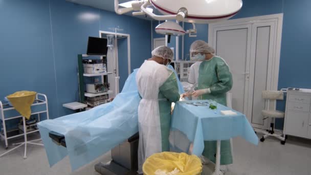 Medium Shot Team Professional Surgeons Assistant Doing Operation Bright Spacious — Stockvideo