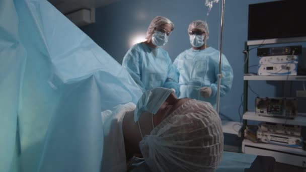 Filmato Medio Ravvicinato Paziente Sesso Maschile Che Dorme Sotto Narcosi — Video Stock
