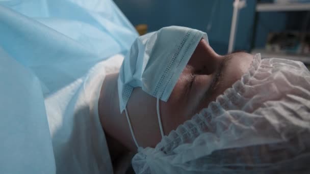 마스크를 현대인 수술실에서 상태에서 깨어나고 환자의 — 비디오