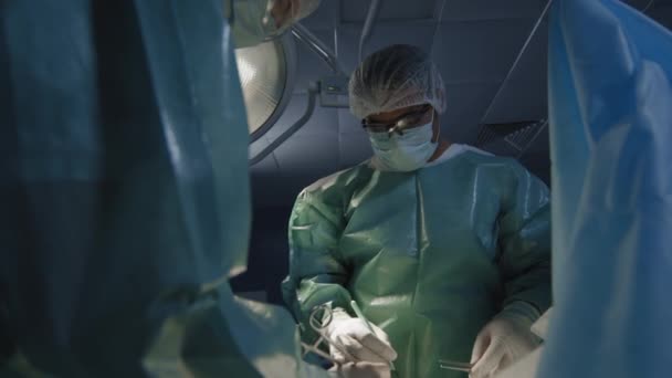 Low Angle Medium Shot Serious Concentrated Male Surgeon Doing Operation — Stockvideo