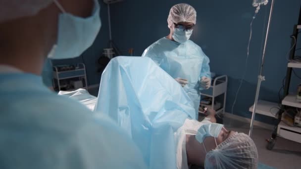 Medium Shot Male Patient Lying Operating Table Experienced Surgeon Colleagues — Stockvideo