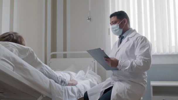 Média Metragem Médico Oriente Médio Masculino Esfoliação Branca Máscara Descartável — Vídeo de Stock