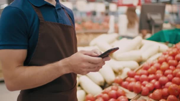 Midsection Filmagem Trabalhador Masculino Irreconhecível Seção Supermercado Hipermercado Usando Smartphone — Vídeo de Stock