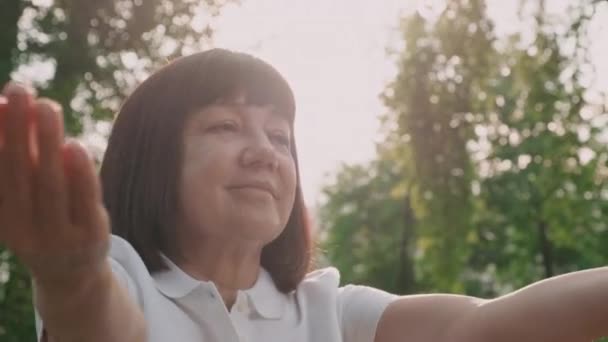 Χαμηλή Γωνία Άποψη Των Ηλικιωμένων Καυκάσια Γυναίκα Εξάσκηση Tai Chi — Αρχείο Βίντεο